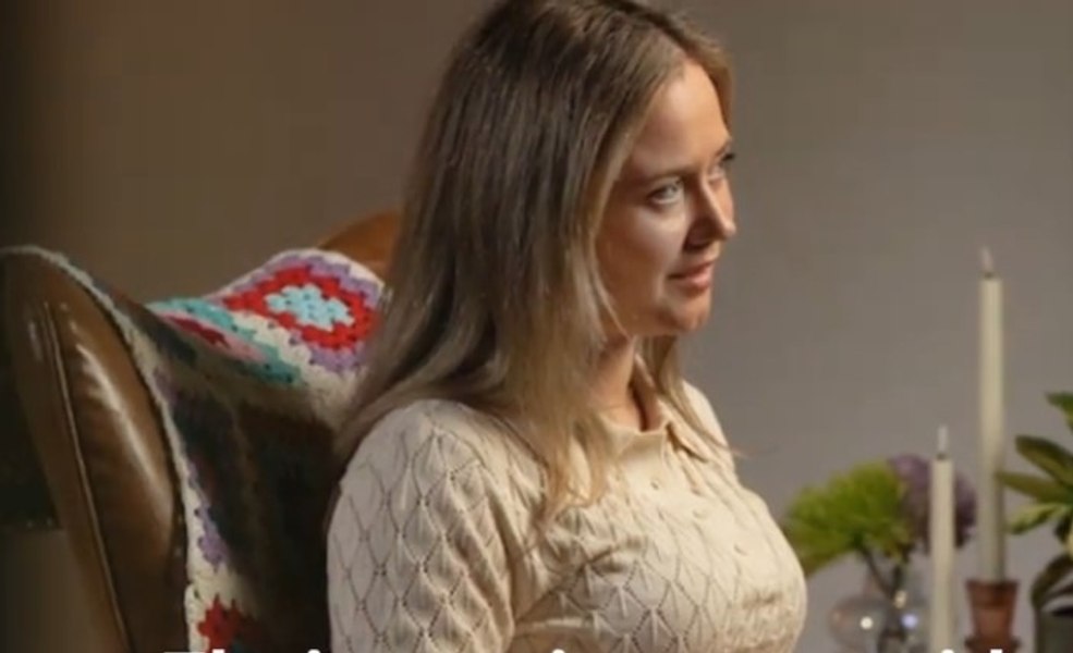 Profesoară hărțuită de un prieten apropiat cu ajutorul inteligenței artificiale: „Fiecare moment s-a transformat în pornografie”