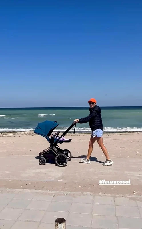 Laura Cosoi se bucură de plimbările pe plajă cu mezina familiei, Lara