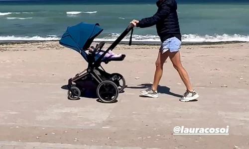 Laura Cosoi se bucură de plimbările pe plajă cu mezina familiei, Lara