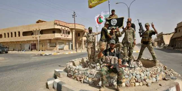 Membri ai forţelor irakiene şi organizaţiei paramilitare Hashd al-Shaabi în Hawija FOTO AFP