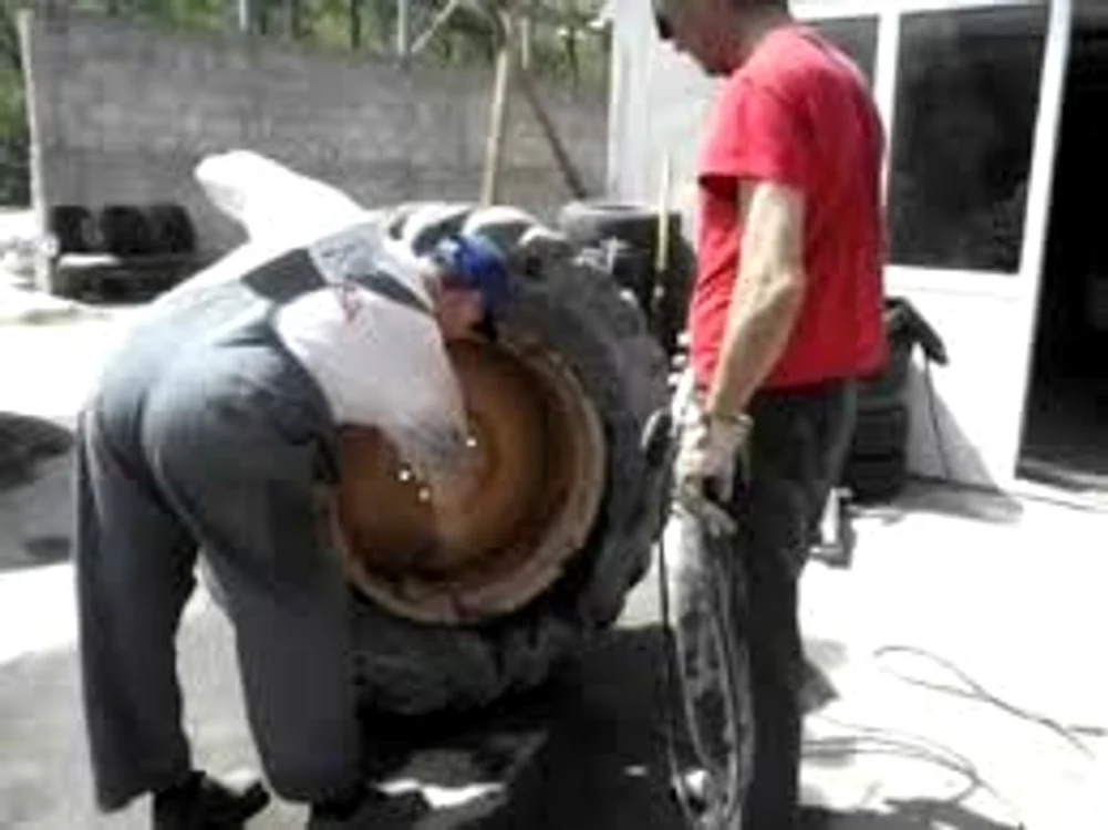 Explozia a avut loc în timp ce salariaţii vulcanizării schimbau roata unui camion