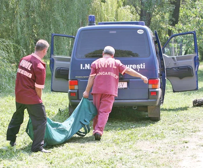 Cadavrul femeii a fost descoperit în curte de către o vecină