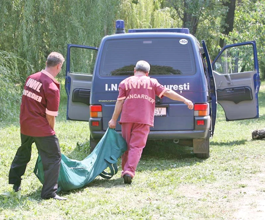 
    Cadavrul femeii  a fost descoperit  în curte de  către o vecină  