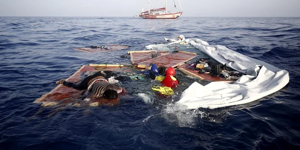 O femeie salvata de Proactiva din Marea Mediterana FOTO EPA-EFE