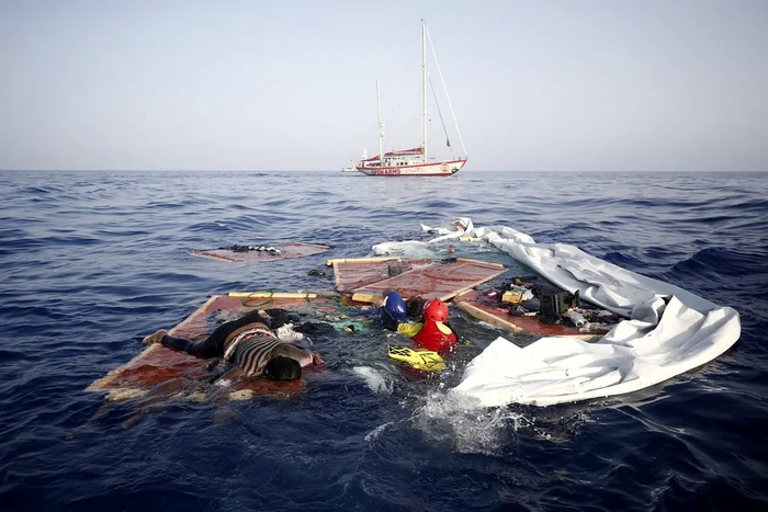 O imigrantă din Camerun salvată de ONG-ul Proactiva din Marea Mediterană FOTO EPA-EFE