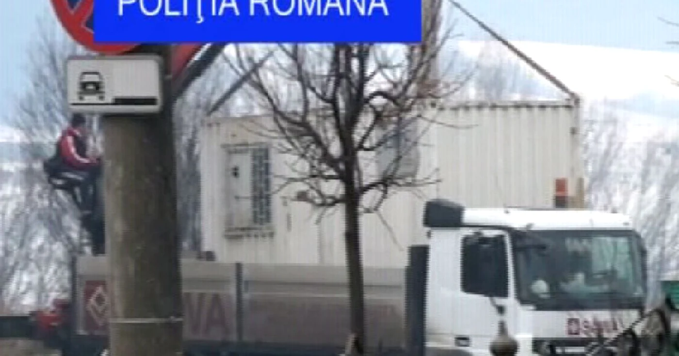 Bărbaţii se comportau ca şi cum ar fi lucrat pentru firma căreia îi aparţine containerul. FOTO: IPJ Cluj