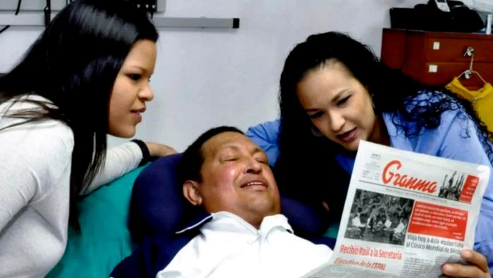 Hugo Chavez, pe patul de spital alături de cele două fiice ale sale FOTO Twitter