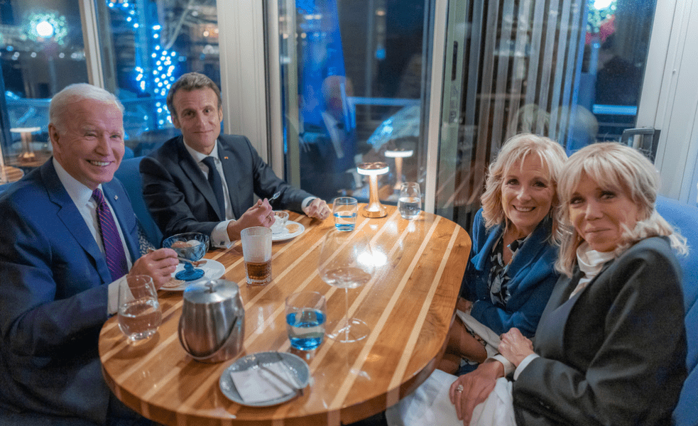 Biden și Macron și-au scos soțiile la înghețată la un restaurant scump din Washington. Fotografia a devenit virală