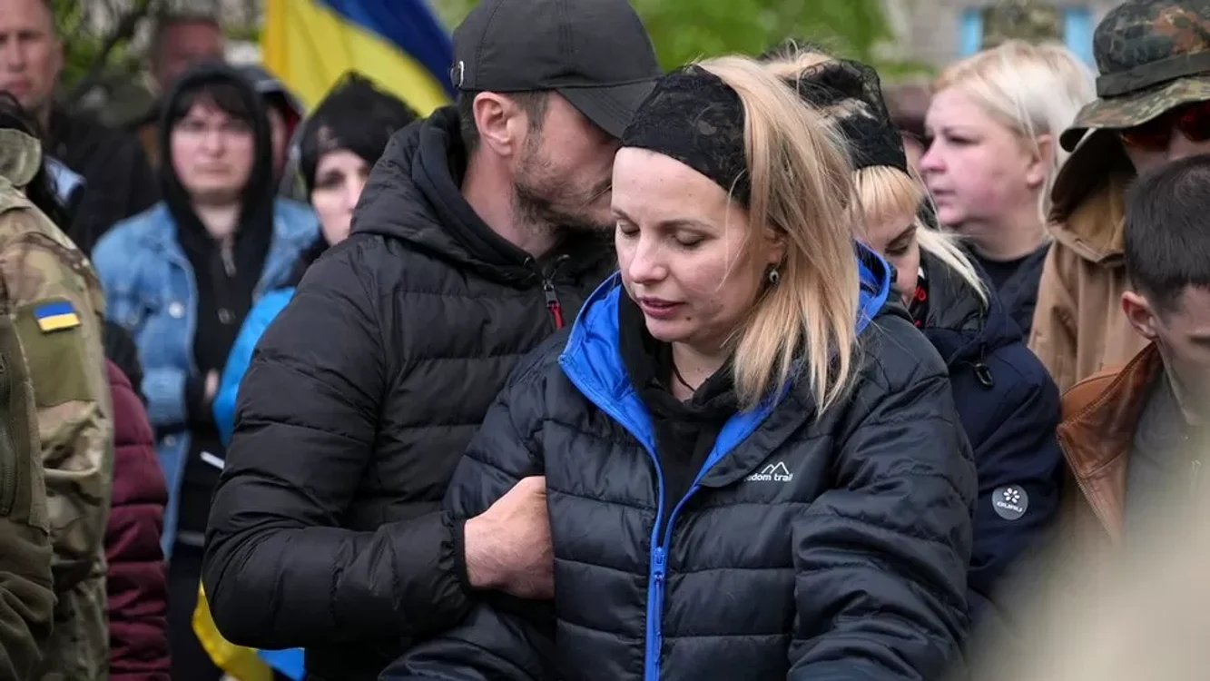 Părinții celor doi tineri soldați, la înmormântare FOTO BBC News