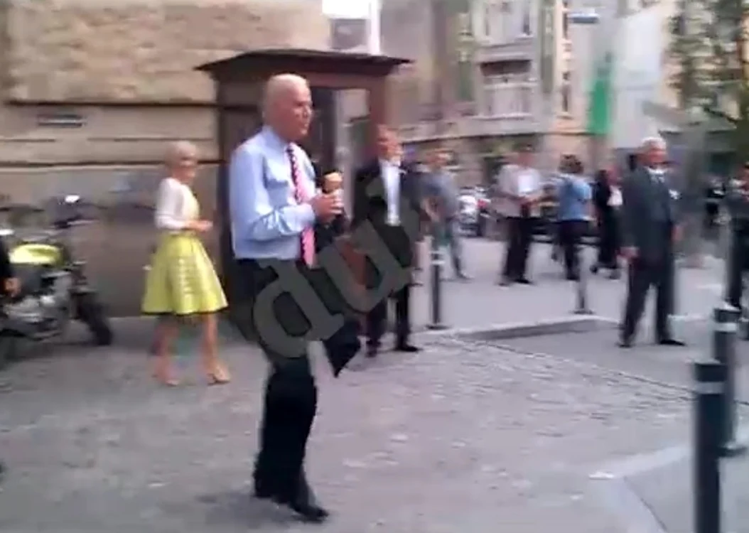 
    Vicepreşedintele SUA s-a răcorit cu o îngheţată după masă (captură: gandul.info)  