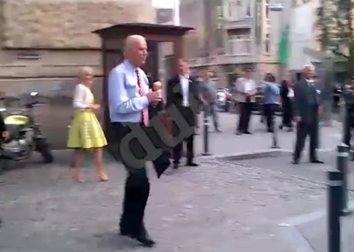 Vicepreşedintele SUA s-a răcorit cu o îngheţată după masă (captură: gandul.info)