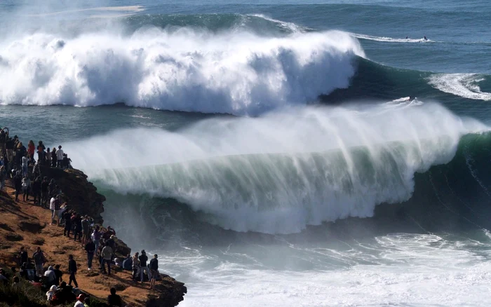 Valurile din Nazare. Foto: Nazarewaves, Facebook