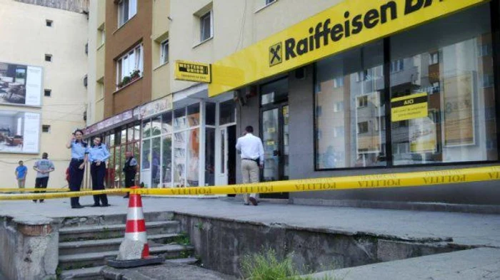 
    Aceasta este banca pe care a jefuit-o Dorin Sima amenințând o casieră cu pistolul  