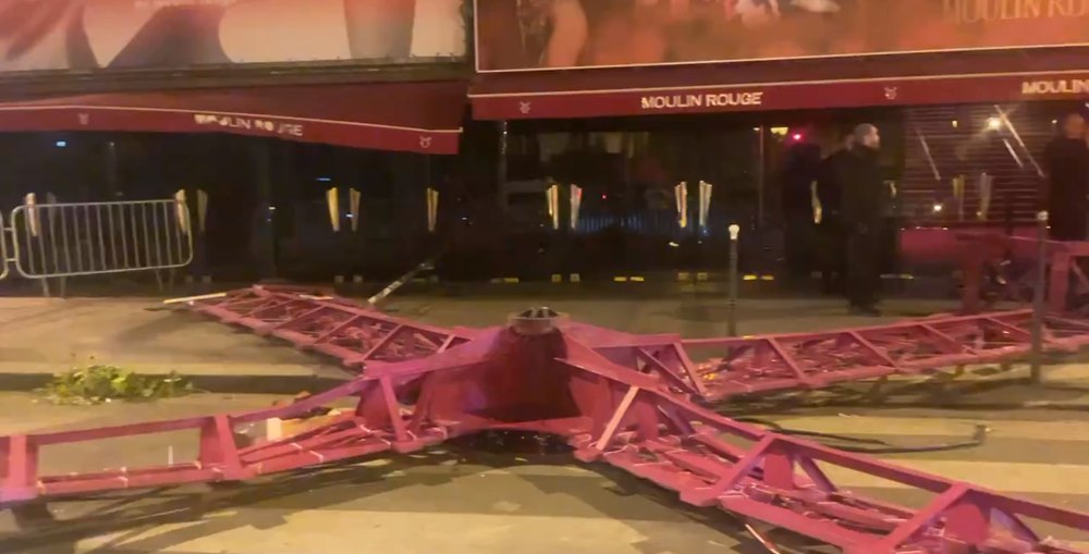 Incident la Paris: A căzut celebra morișcă de vânt de pe cabaretul Moulin Rouge VIDEO