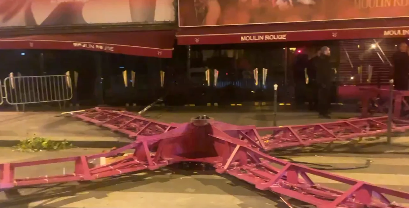 Morișca de vânt de la Moulin Rouge s-a prăbușit în aprilie. FOTO Captură Twitter