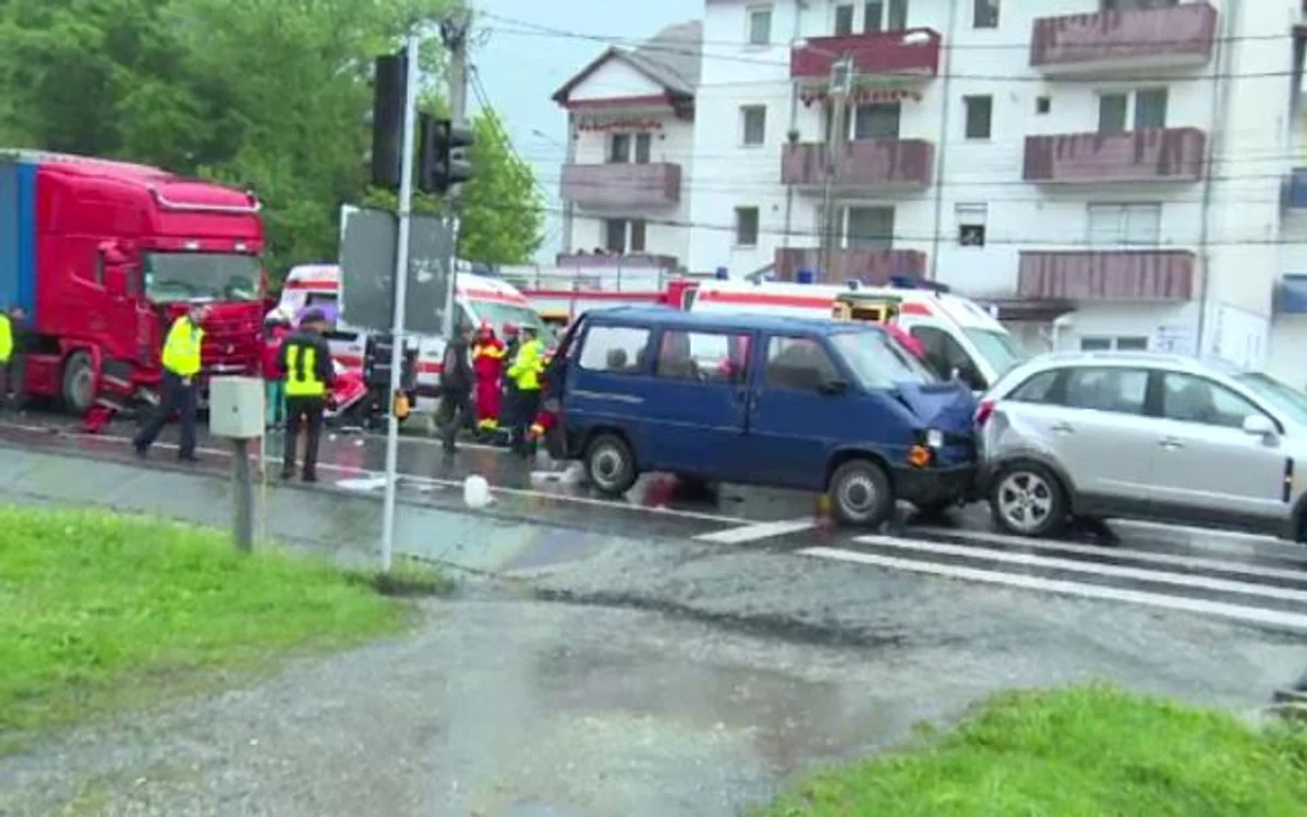 TIR-ul a intrat cu viteză într-o maşină oprită la semafor. FOTO: Timponline