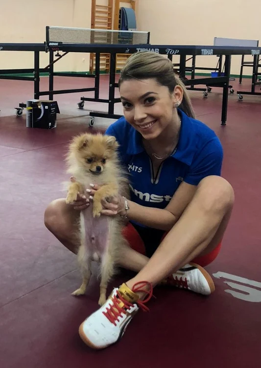 Bernadette Szocs este însoțită și la antrenament de puiuț