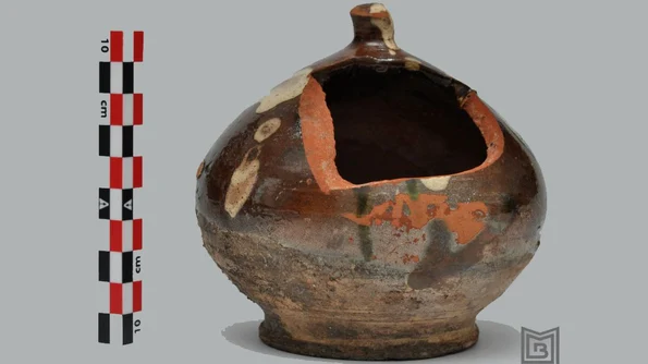 Pușculiță din lut din secolul al XIX lea, descoperită de arheologi la Biserica Manea Brutaru din București jpeg