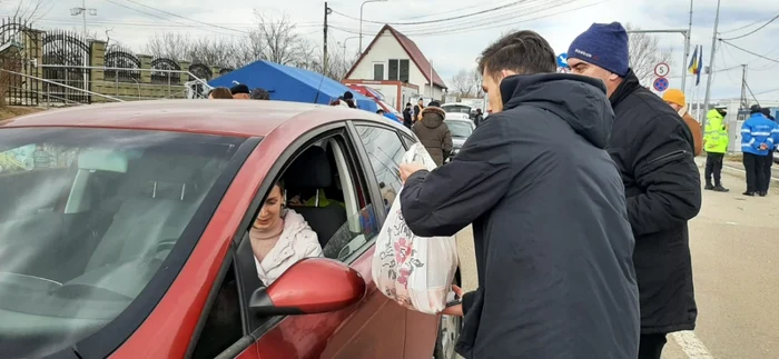 Hrană oferită refugiaţilor în punctele vamale FOTO Cosmin Zamfirache