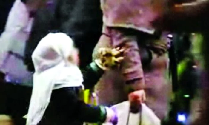 Ţiganii îşi obligă puradeii să cerşească pe străzile Londrei (foto: Reuters)