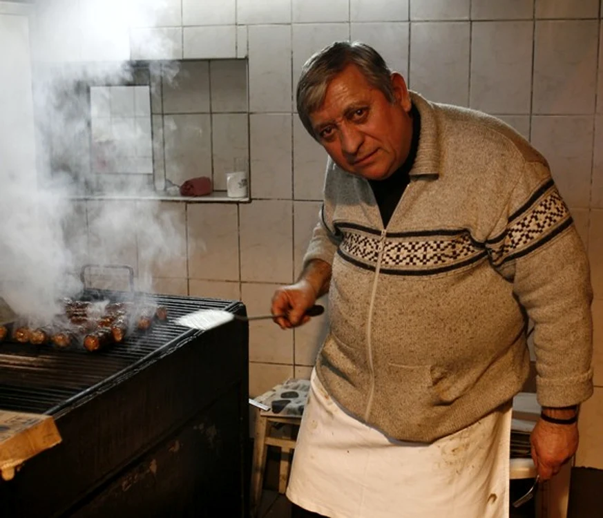 Andrei Alexandru, zis Sandu Cocoșatu, celebrul gratargiu, e cel care a dat numele localului preferat de mulți bucureșteni și a dus faima micilor de la Cocoșatu