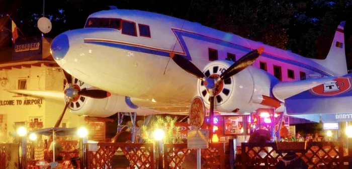 Un avion din Buziaş lăsat în paragină a fost transformat într-un restaurant cu terasă