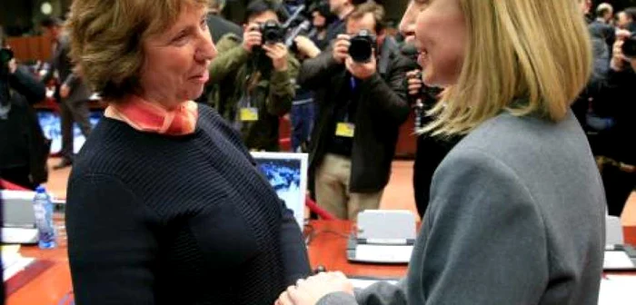 Lady Catherine Ashton alături de posibila ei urmaşa, Frederica Mogherini, ministrul italian de Externe