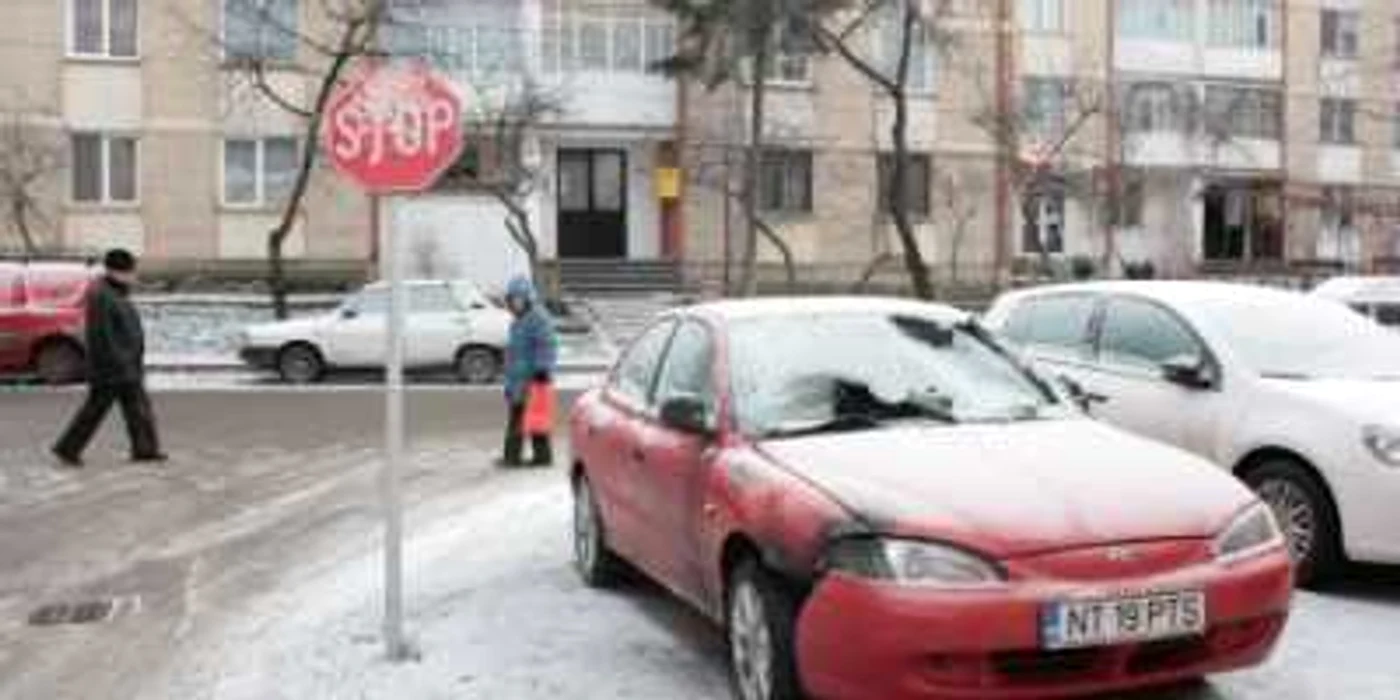 Maşina a fost incendiată cel mai probabil cu benzină turnată pe capotă