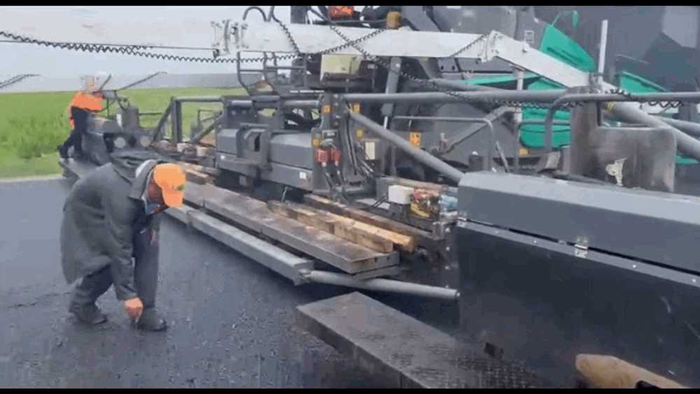 Primii metri de asfalt pe cel mai mare nod rutier din România, care leagă autostrăzile A7 și A8. Mobilizare impresionantă în zonă