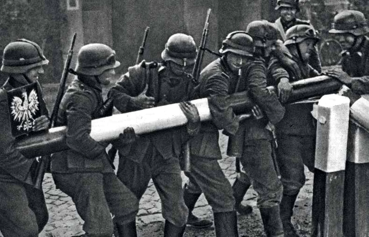 Germania nazistă invadează Polonia; soldații germani înlătură o barieră poloneză de la un punct de frontieră dintre Germania și Polonia, la 1 septembrie 1939 (foto: Getty Images)