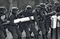 Germania nazistă invadează Polonia; soldații germani înlătură o barieră poloneză de la un punct de frontieră dintre Germania și Polonia, la 1 septembrie 1939 (foto: Getty Images)