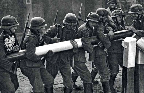 Germania nazistă invadează Polonia; soldații germani înlătură o barieră poloneză de la un punct de frontieră dintre Germania și Polonia, la 1 septembrie 1939 (foto: Getty Images)