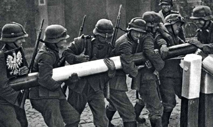 Germania nazistă invadează Polonia; soldații germani înlătură o barieră poloneză de la un punct de frontieră dintre Germania și Polonia, la 1 septembrie 1939 (foto: Getty Images)
