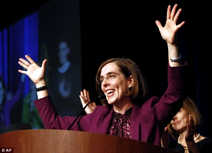 
    Kate Brown este căsătorită de 18 ani, dar nu se sfieşte să recunoască pasiunea pe care o are pentru femeifoto: daiymail.co.uk  