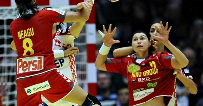 Cristina Neagu şi Oana Manea sunt atent "păzite" de adversare