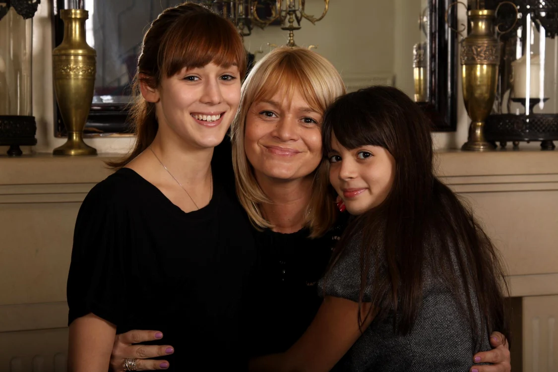 Alice, împreună cu fetele ei mai mari, Andreea şi Maria