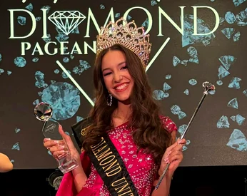 Rebecca Tentea într-o rochie roz cu o coroană 