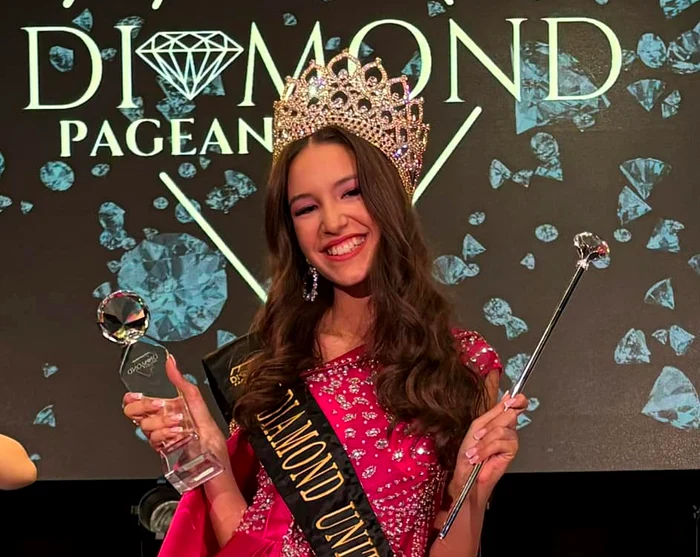 Rebecca Tentea într-o rochie roz cu o coroană 