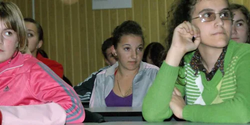 Adelina Băibățan una dintre elevele bătăușe, cu bluză gri și mov