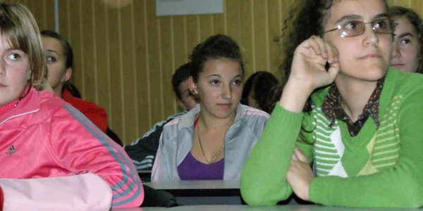 Adelina Băibățan una dintre elevele bătăușe, cu bluză gri și mov