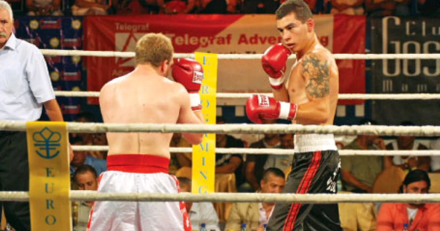 Cosmin Pârvu (dreapta), triplu campion naţional la box