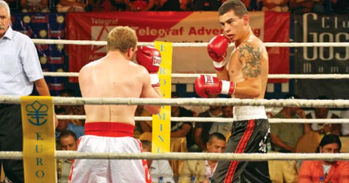 Cosmin Pârvu (dreapta), triplu campion naţional la box