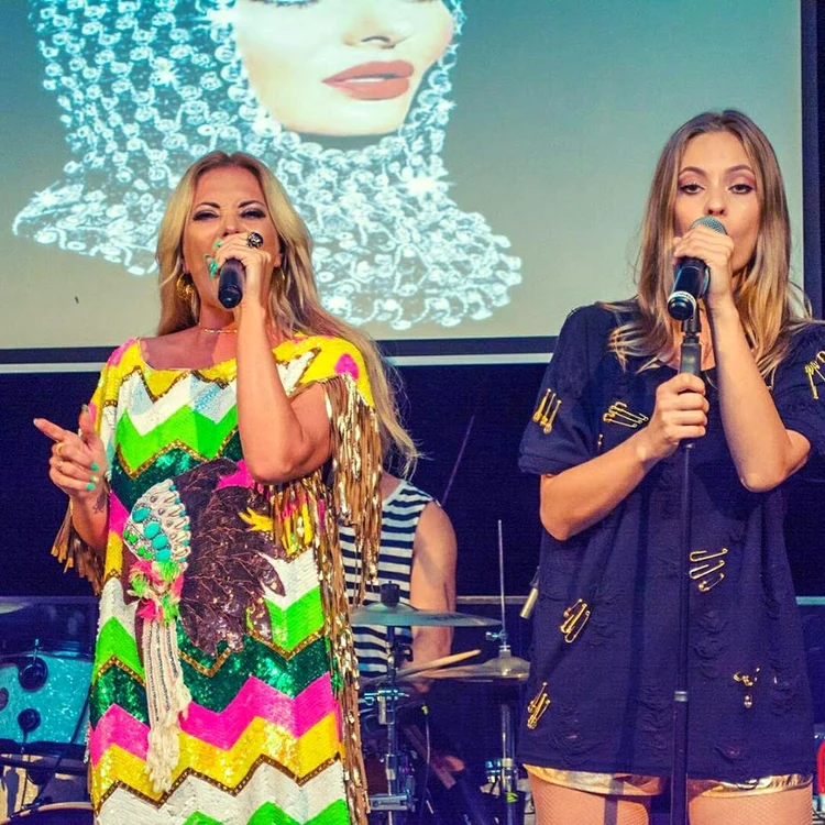 Delia şi sora ei, Oana, cântă împreună