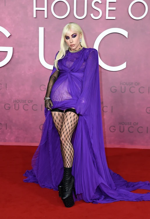 Lady Gaga, într-o rochie mov pe covorul roșu