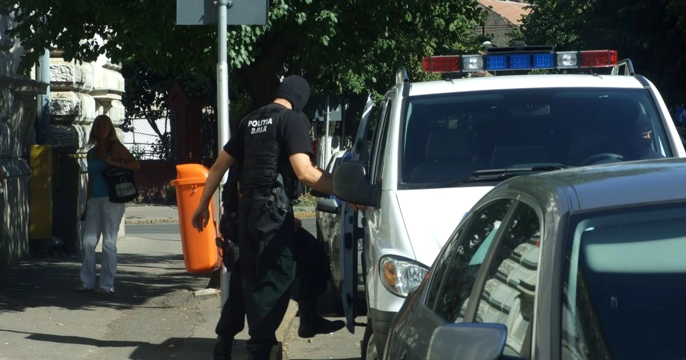 Şase din cele 16 persoane implicate au fost reţinute
