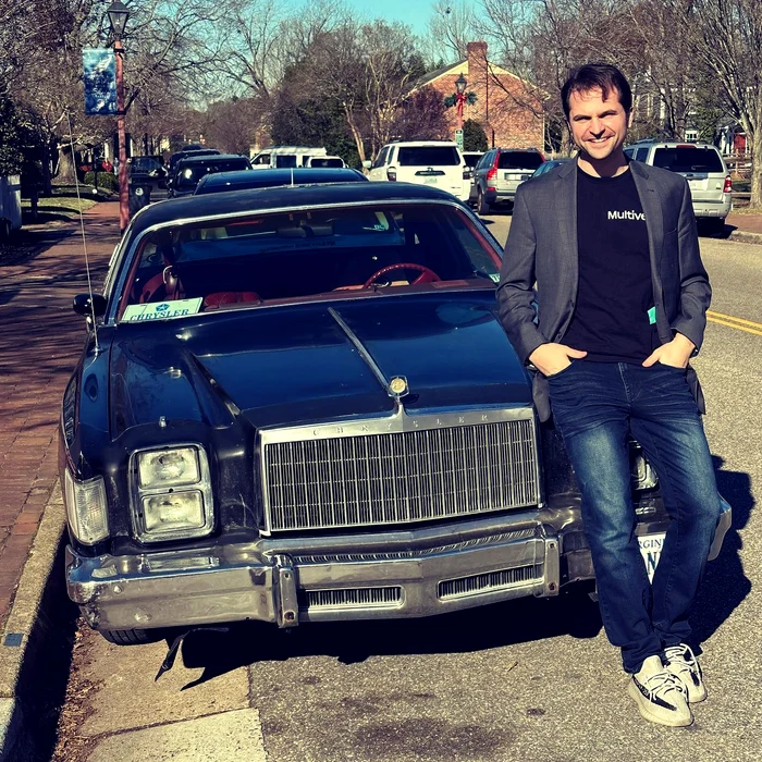 Mașina de colecție a lui Sebastian Burduja- Chrysler Cordoba, botezată Candy Foto: Facebook