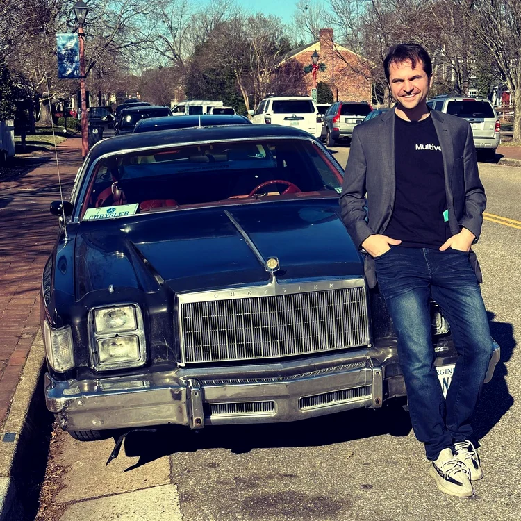 Mașina de colecție a lui Sebastian Burduja- Chrysler Cordoba, botezată Candy Foto: Facebook