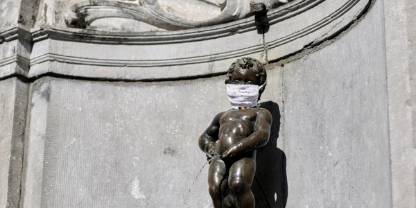 statuie cu masca în Bruxelles