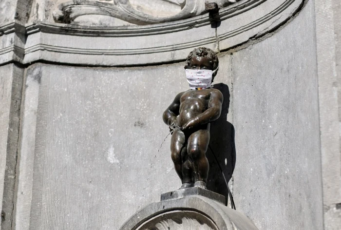 FOTO: Shutterstock / Statuie cu mască în Bruxelles, Belgia - 15 mai 2020