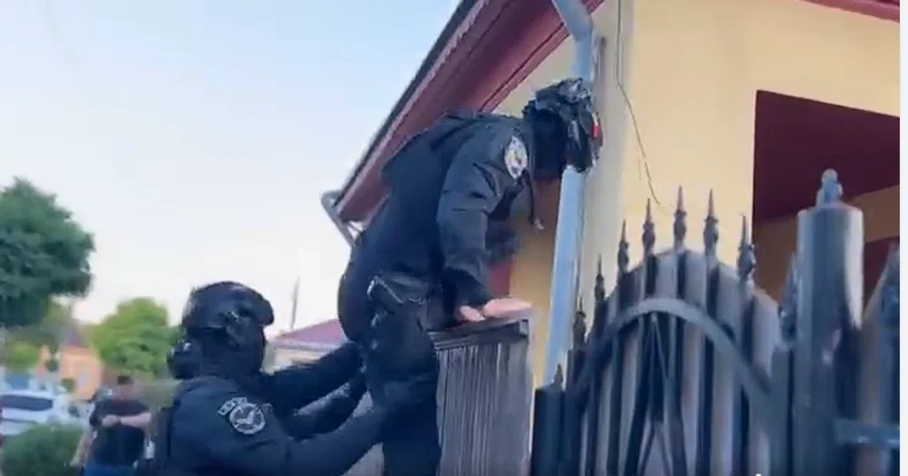 Percheziții după un jaf ca în filme, la Botoșani, la bărbatul care a furat un kilogram de bijuterii din aur dintr-o mașină